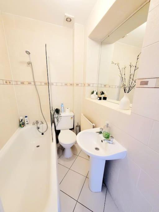 לונדון One Bedroom Apartment With A Terrace In Angel מראה חיצוני תמונה